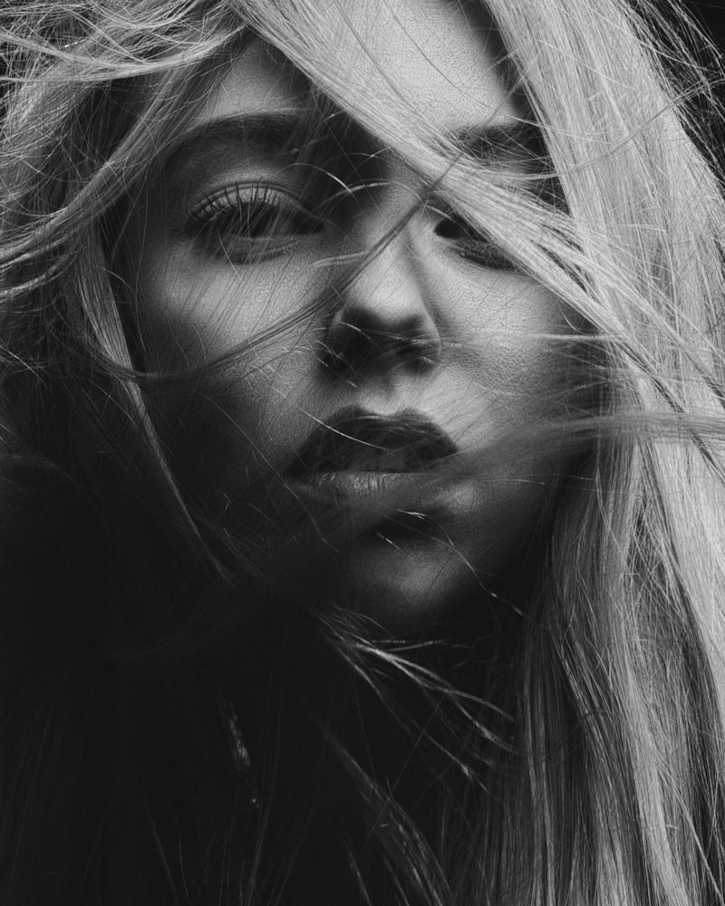 Retrato com foco no acabamento do cabelo