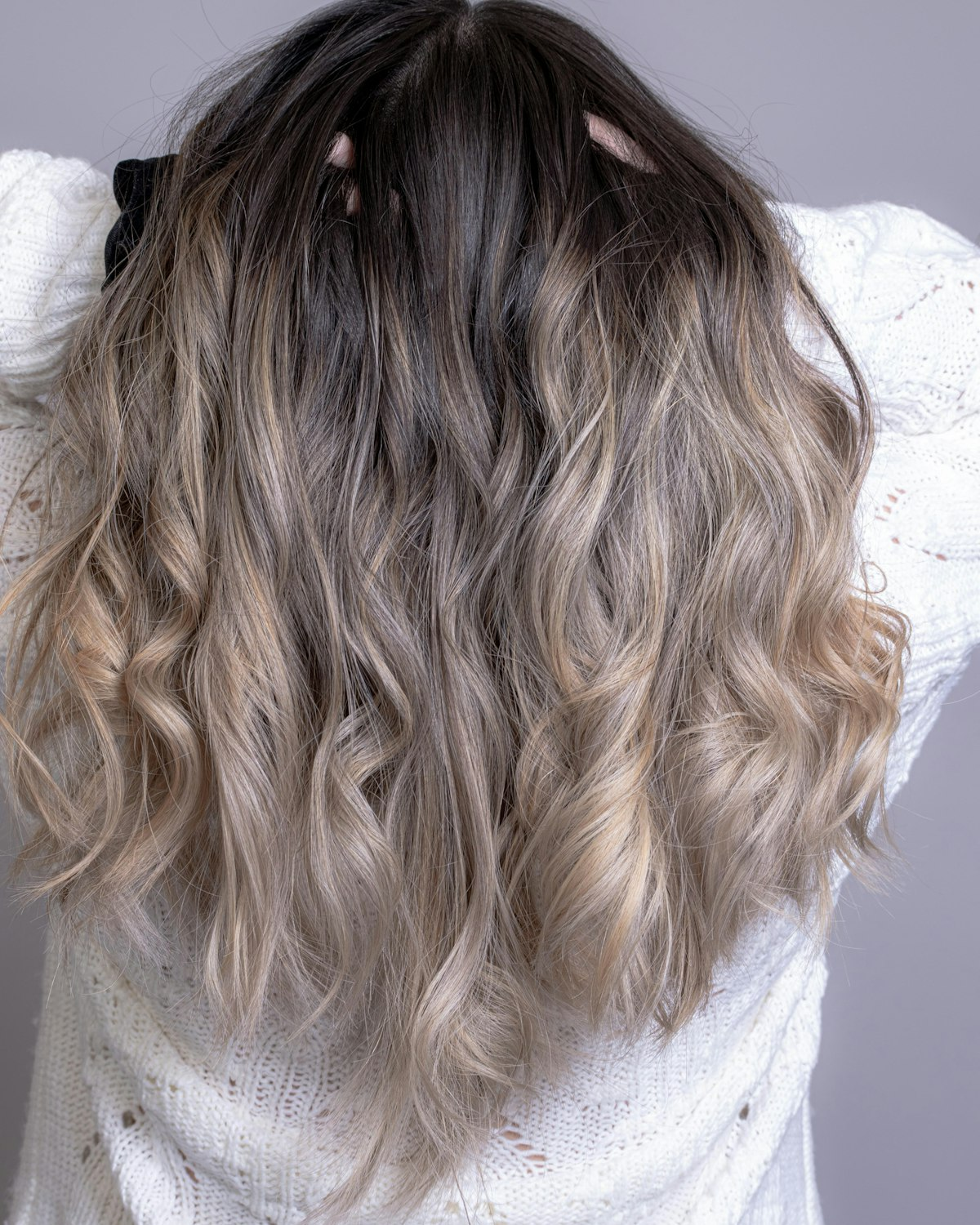Cabelo loiro com mechas e ondas, resultado de coloração